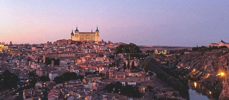 Vista panorámica de Toledo al atardecer, ciudad Patrimonio de la Humanidad, ideal para escapadas rurales cerca de nuestra casa rural.