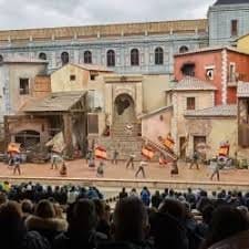 Escenario del espectáculo en Puy du Fou España con arquitectura histórica y público asistente